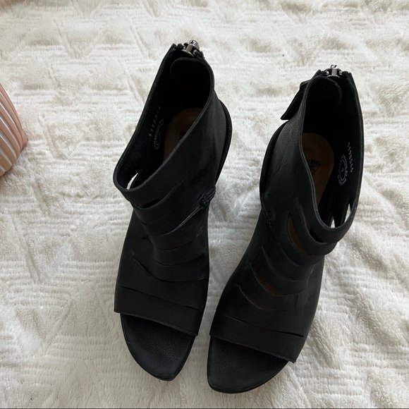 John Fluevog prepare Axe Black Leather Slit Open-Toe Platform Sandals size 9 - Picture 13 of 14